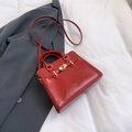 Sac à main élégant en similicuir rouge avec fermoir doré et bandoulière réglable - Rouge