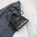 Sac à main vintage noir en similicuir avec fermoir doré et bandoulière réglable - Noir