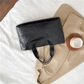 Bolso tote negro con textura de cocodrilo y acabado brillante para un estilo sofisticado - Negro