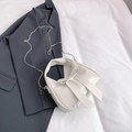 Bolso tipo cubo blanco crema con lazo grande y correa de cadena de plata - Blanco