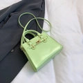 Sac à main vert clair en similicuir avec fermoir doré et bandoulière de style minimaliste - Vert