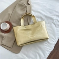 Bolso tote dorado elegante con patrón de cocodrilo en cuero sintético y acabado metálico - Dorado