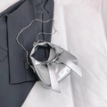 Bolso cubo plateado metalizado con lazo grande y correa de cadena para mujer - Plateado