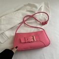Rosa Schultertasche aus Kunstleder mit goldener Rundschnalle und modischem Knotengurt - Rosa