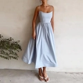 Elegante lichtblauwe midi-jurk met hoge taille, dunne bandjes en wijde vloeiende zoom - S / Blauw