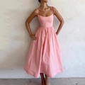 Elegante roze midi-jurk met hoge taille, spaghettibandjes en een wijde geplooide zoom - S / Roze