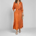 Dettaglio dell'abito a camicia arancione a vita alta con bottoni neri e spacco laterale - Taglia S / arancio-rosso