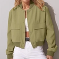 Detalle de chaqueta bomber verde oliva con bolsillos con solapa y acabados de punto canalé - Verde oliva