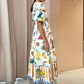 Detailliertes Tropenmuster mit Tukan und Früchten auf weißem Maxikleid mit Puffärmeln - S / Weiß Früchtedruck