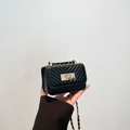 Modieuze zwarte gewatteerde mini-crossbodytas met gouden ketting en draaisluiting - Zwart