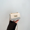 Witte mini crossbodytas met gewatteerd V-patroon en gouden metalen ketting - Wit