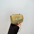 Mini champagne gouden crossbodytas met V-vormig stiksel en gouden kettingriem - Goud