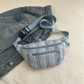Schicke blau-weiß gestreifte Canvas-Gürteltasche mit verstellbarem Gurt und Metallelementen - Blau