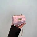 Chique lichtroze gewatteerde leren crossbodytas met gouden ketting en draaisluiting - Roze