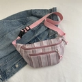 Crossbody-Brusttasche aus rosa-braun gestreiftem Canvas mit verstellbarem Web-Gurt - Rosa