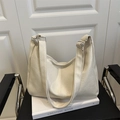 Borsa a tracolla bianco crema con texture in pelle plissettata e fibbie in argento - Bianco