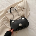 Minimalistische schwarze matte Leder-Achseltasche mit drei dekorativen Metallschnallen - Schwarz