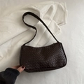 Sac à bandoulière en cuir tressé marron foncé avec texture Intrecciato et sangle - Marron