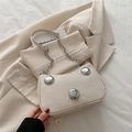Schicke beige Halbmond-Unterarmtasche mit silbernen Zierschnallen und Kettenriemen - Beige