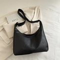 Schwarze Hobo-Tasche aus strukturiertem Leder mit verstellbarem breitem Schultergurt - Schwarz