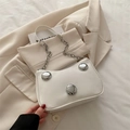 Minimalistische weiße Ledertasche mit silbernen Nieten und Kettenriemen für Damen - Weiß