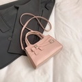Bolso bandolera rosa claro de piel sintética con lazo decorativo y hebilla de plata - Rosa