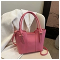 Détails du sac seau rose avec surpiqûres fines et finitions métalliques dorées claires - Rose