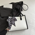 Sac fourre-tout contrasté noir et blanc avec texture serpent et foulard en soie cœur - Noir