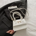 Mini borsa a mano bianca opaca con fibbia decorativa a forma di fiocco dorato metallico - Bianco