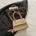 Elegante borsa a trapezio beige con fiocco dorato e tracolla regolabile per donna - Cachi