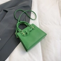Bolso minimalista verde hierba con detalle de lazo tejido y correa ajustable - Verde