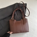 Grande borsa tote minimalista color caffè in pelle con cuciture verticali eleganti - Marrone