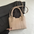 Elegante borsa tote in ecopelle beige con cuciture decorative e doppi manici superiori - Cachi