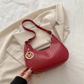 Rote Schultertasche mit Webmuster für Damen und goldenem M-Buchstabenanhänger - Krokodilmuster(5759761653972) / Rot