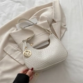 Schicke cremefarbene Hobo-Tasche mit Krokodilmuster und goldenem M-Anhänger - Krokodilmuster(5759761653973) / Weiß