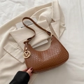 Braune Schultertasche mit Krokodilleder-Prägung, Halbmondform und Goldanhänger - Braun