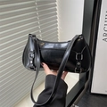 Bolso de hombro chic en cuero PU negro brillante con hebillas para un estilo moto moderno - Negro