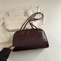Borsa a spalla in pelle verniciata bordeaux lucida con design retrò bowling minimalista - Marrone