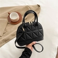 Borsa nera trapuntata a conchiglia con cuciture a triangolo e dettagli dorati donna - Nero