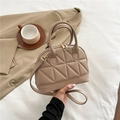 Elegante borsa a conchiglia kaki con motivo trapuntato e tracolla rimovibile - Cachi