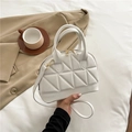Elegante borsa a conchiglia trapuntata bianca con dettagli dorati e tracolla - Bianco