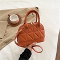 Elegante borsa arancione a conchiglia con trama trapuntata e dettagli dorati - Arancione