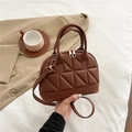 Elegante borsa trapuntata marrone scuro con dettagli dorati e tracolla regolabile - Marrone