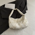 Borsa a cuscino in raso crema con ricami di farfalle dorate e manico largo - Oro