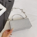 Elegante silberne Pailletten-Abendtasche mit rundem Metallgriff und feiner Kette - Silber