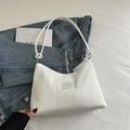 Borsa a secchiello bianca minimalista con design pieghettato e tracolla a corda - Bianco