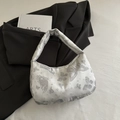 Borsa hobo in jacquard argento con farfalle e stelle su sfondo di abito grigio - Argento