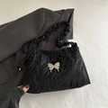 Modische schwarze Plissee-Tragetasche mit silberner Schmetterlingsschnalle und Raffungen - Schwarz