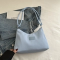 Borsa a secchiello celeste con texture a pieghe sottili e spalline sottili annodate - Blu
