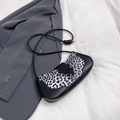 Sac à bandoulière léopard tendance avec boucle éclair noire et bandoulière nouée - Noir